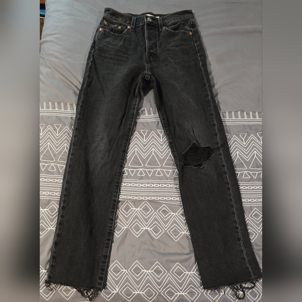 SOLD!!!! Levis Black Wedgie Straight Leg Distressed Raw Hem Jeans Size 26 - Picture 6 of 10